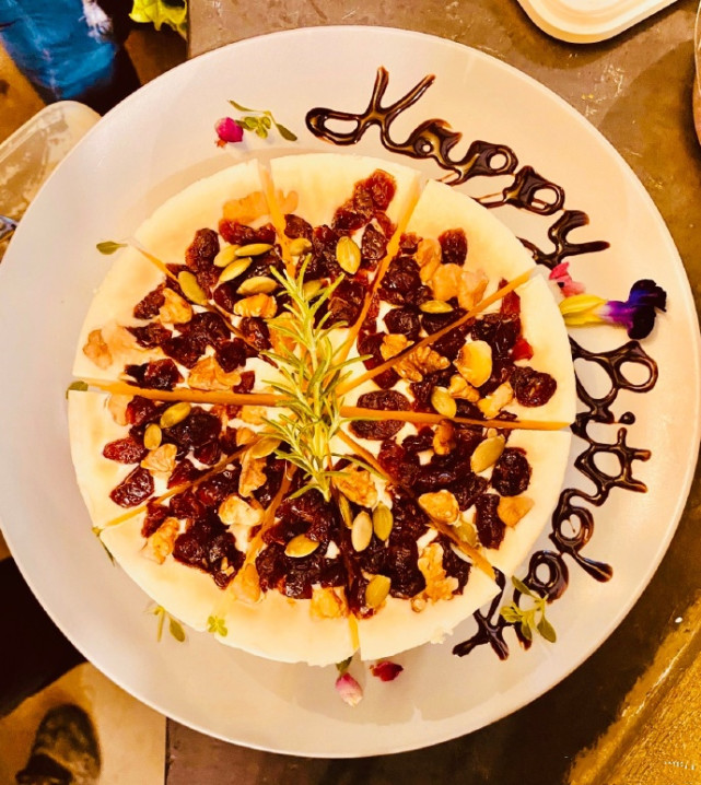 周杰伦昆凌为刘畊宏补过生日，夫妻俩戴墨镜秀恩爱，比寿星还抢镜