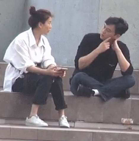 港媒目击袁咏仪对张智霖父子“黑面”，恩爱夫妻常为育儿方式争吵
