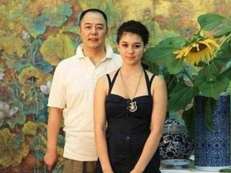 有種“混血兒”叫張鐵林女兒，顏值超高似仙女，連名字都仙氣十足