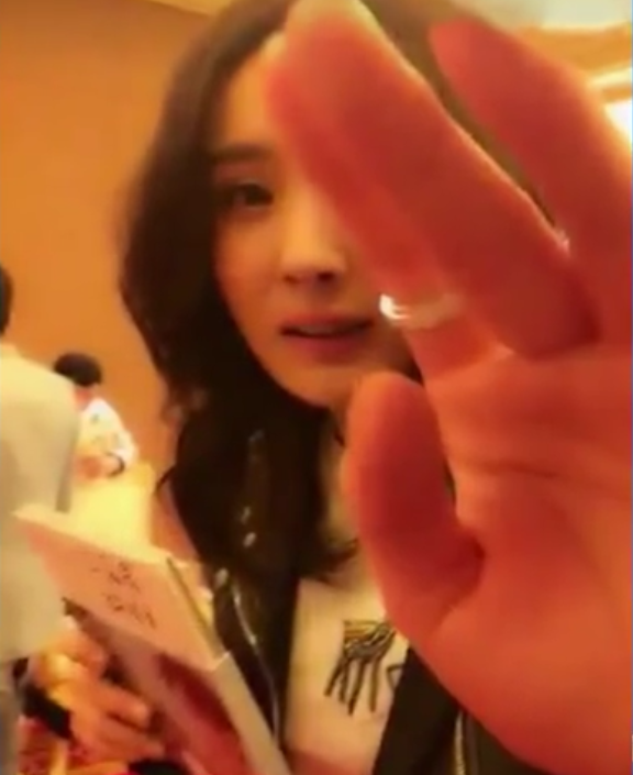 杨幂猝不及防“甩”伞给助理，全程黑脸，疑似