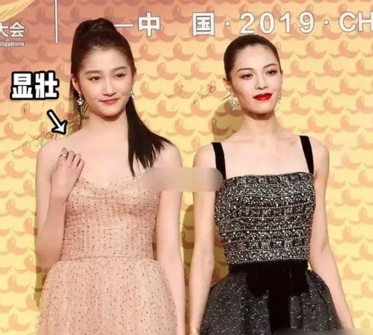 23岁关晓彤美貌不敌44岁李小冉？同框被艳压，网