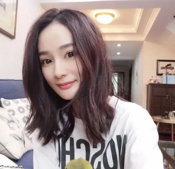 她花6年时间整成“杨幂”，嫁富二代结婚生子，