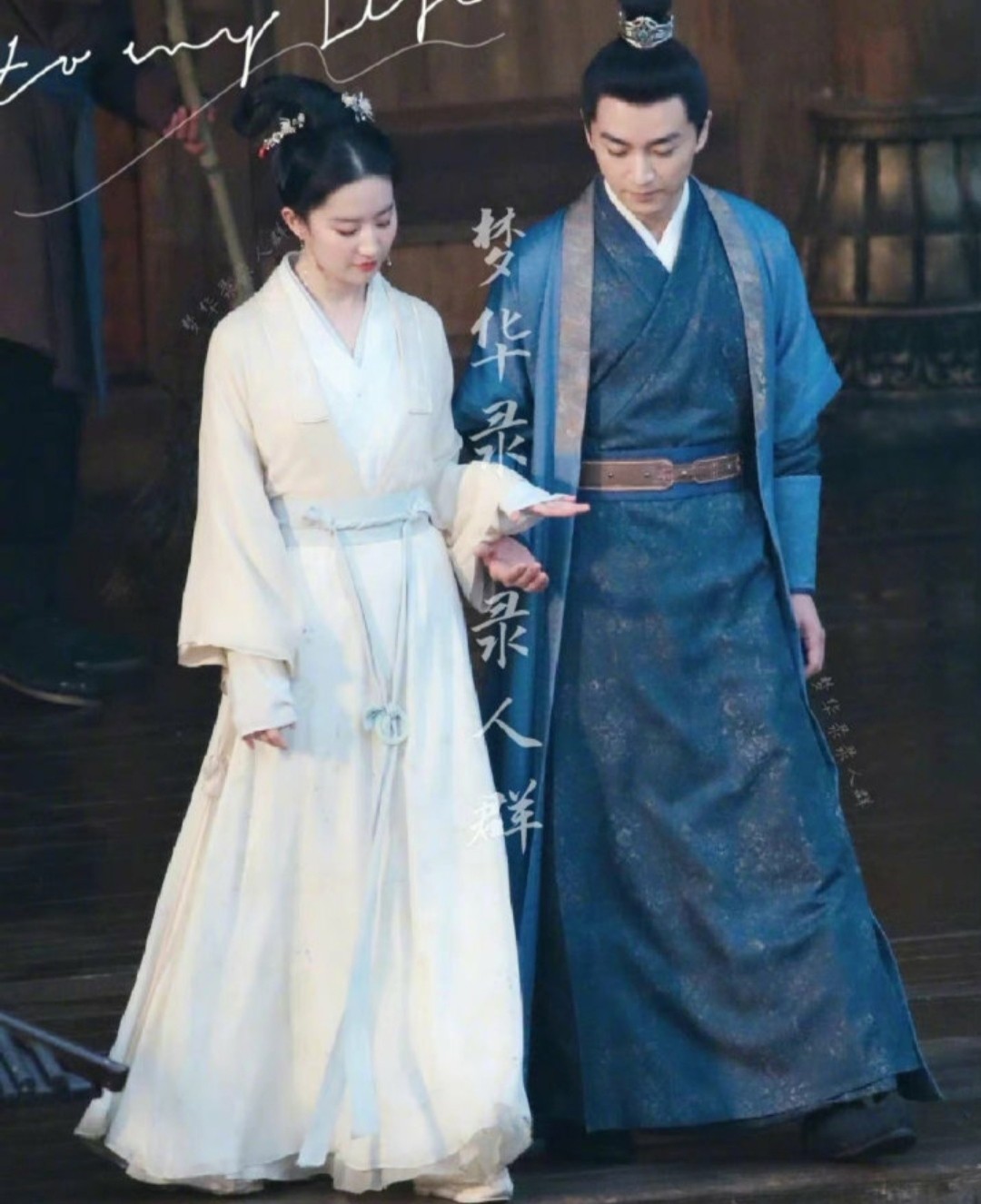 陈晓参加活动站c位，脸变圆润下颚线消失，手上不见婚戒？