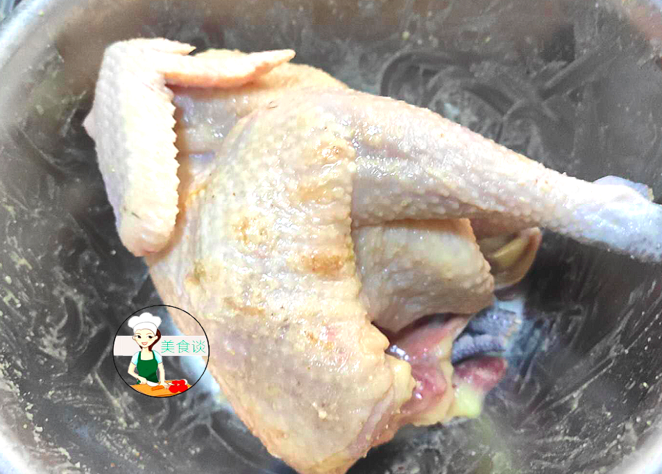家常鹽焗雞做法，不用埋在鹽堆裡，只需一種調料，跟買的一樣好吃