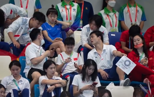 全红婵上演沉浸式签名，签完一张就递走，都没空看比赛，网友狂赞