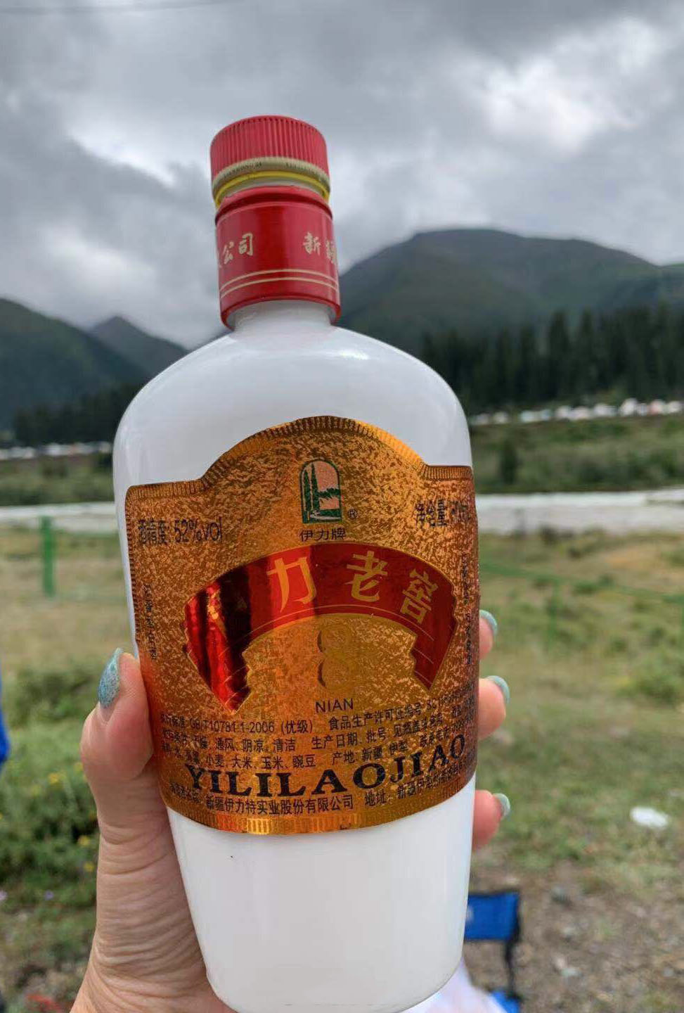 “新疆一哥”-伊力老窖，配羊娃子肉，当地人的