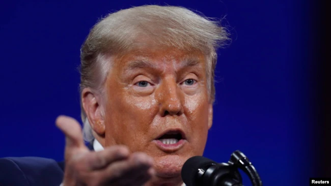 川普退休“妻离子散”？孤身曝再选总统，妻女