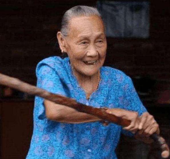 河南大妈去医院看病，无意间露出胳膊，医生悄悄报警