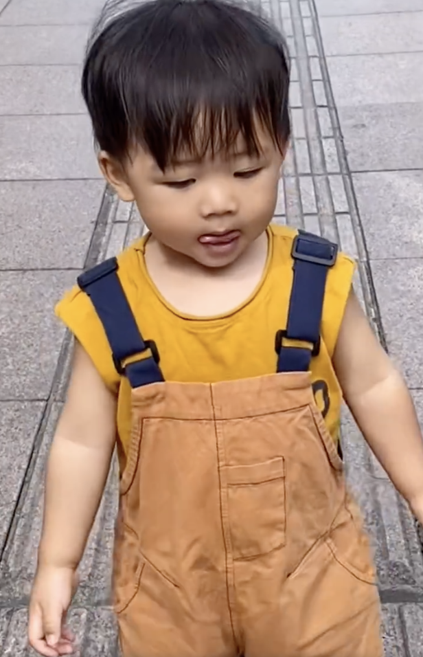 蔡少芬闢謠治病後心情好，騎單車攜子溜達過六一，魚蛋練功萌態足