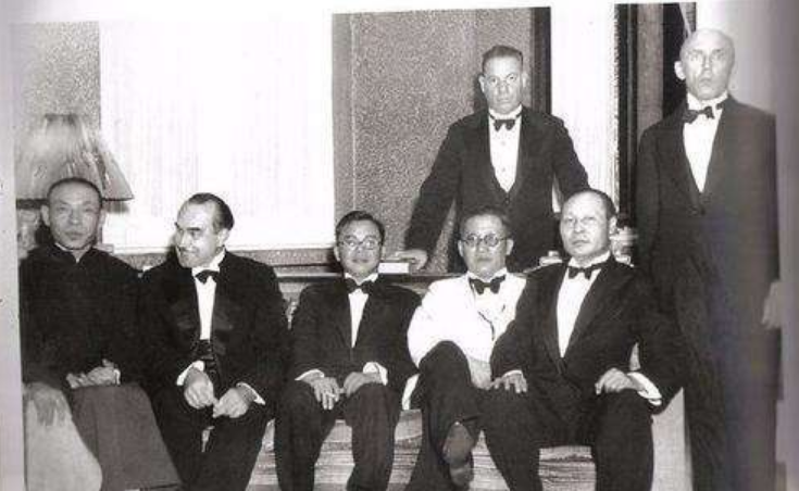 蒋介石不顾情面过河拆桥，杜月笙大呼："蒋介石，你把我当夜壶！"