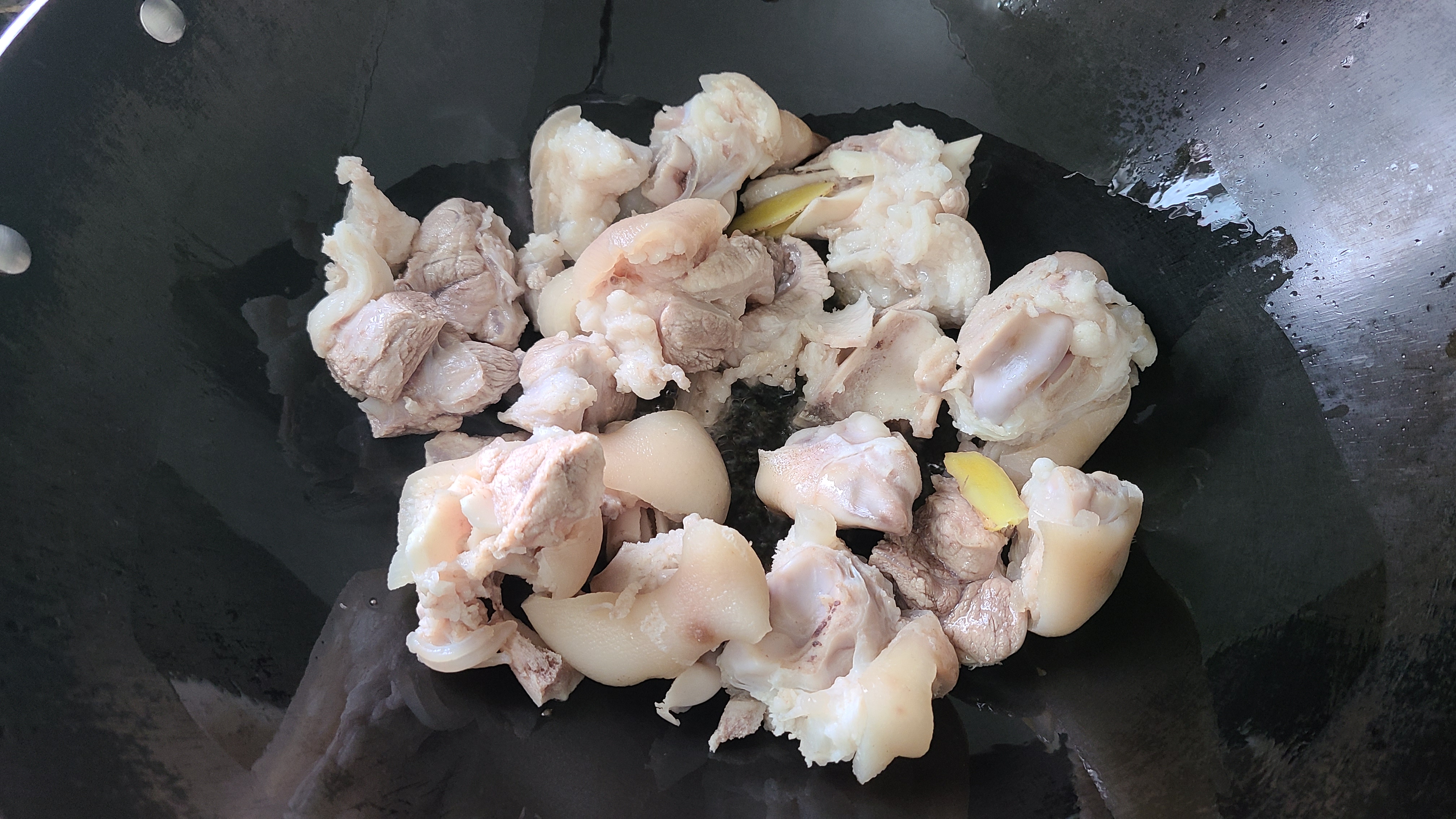 酸梅猪脚，我就喜欢这种做法，广东很好吃的一道菜，简单美味