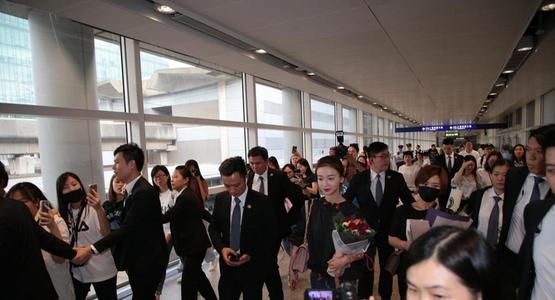 纠缠|被男子拉头发纠缠欧阳娜娜报平安 艺人真的需要保镖吗？