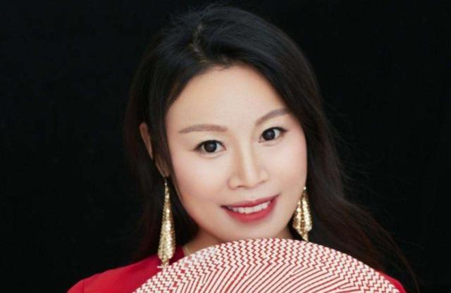 一夜爆红的草帽姐如今怎么样了？衣着朴素，蹲