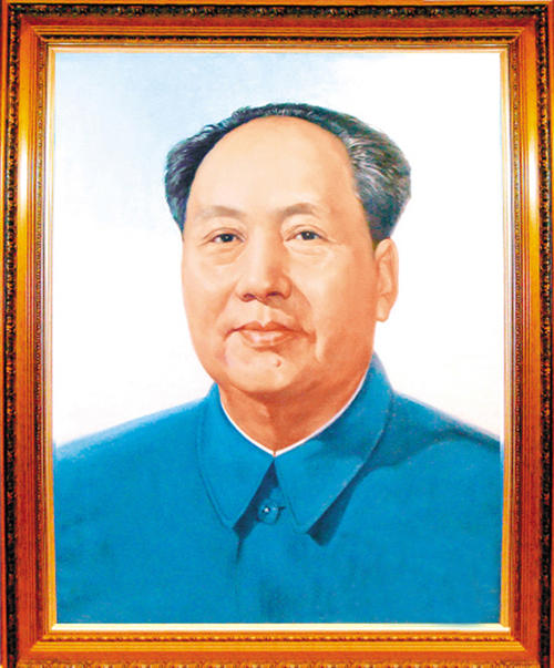 1951�꣬һλ��ũָ��ë��ϯ��ɫФ���վ����������ҵı�