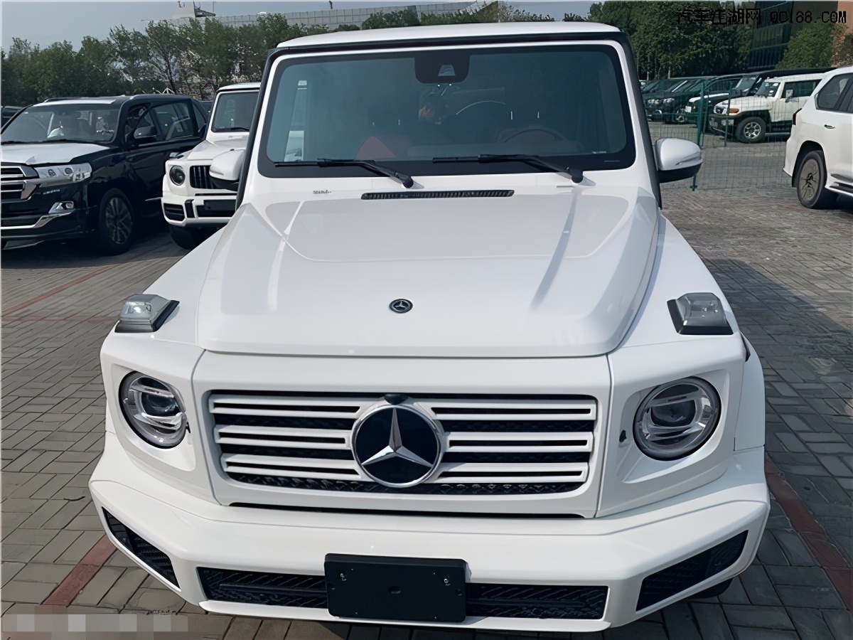 文章新恋情曝光!开百万豪车带女方出街,当众