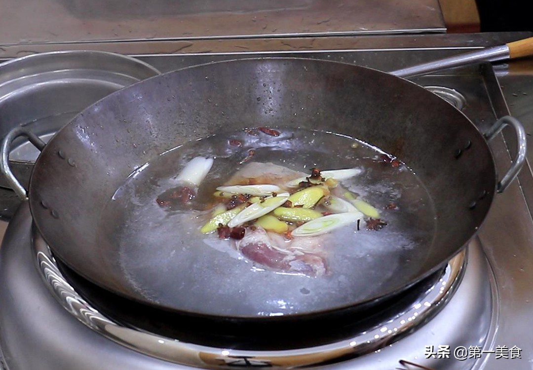 图片[5]-【梅菜扣肉】做法步骤图 原来先炸后腌很关键 厨师长教你做-起舞食谱网