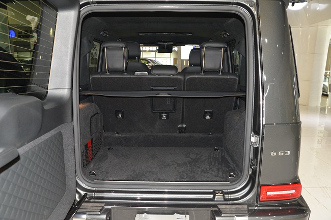 后备箱储物空间后门板特写前门板特写后排中央扶手侧面是赛车风格的