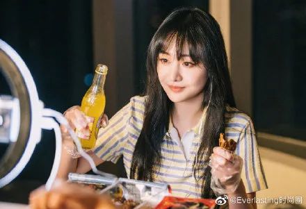 薇娅上向往4直播，黄磊何炅自降身价当助理？网