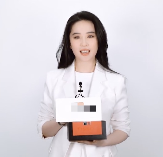 刘亦菲近照曝光，穿白色西装显脖子粗短，双下巴呼之欲出疑似变胖
