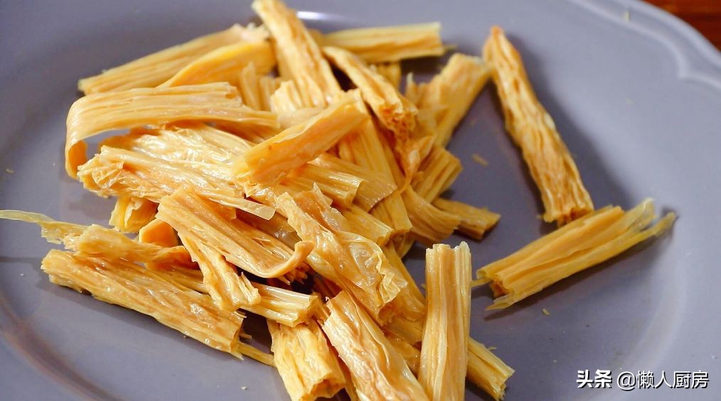 做饭怕麻烦？教你三鲜腐竹的懒人做法，吃起来清爽，没有油腻感