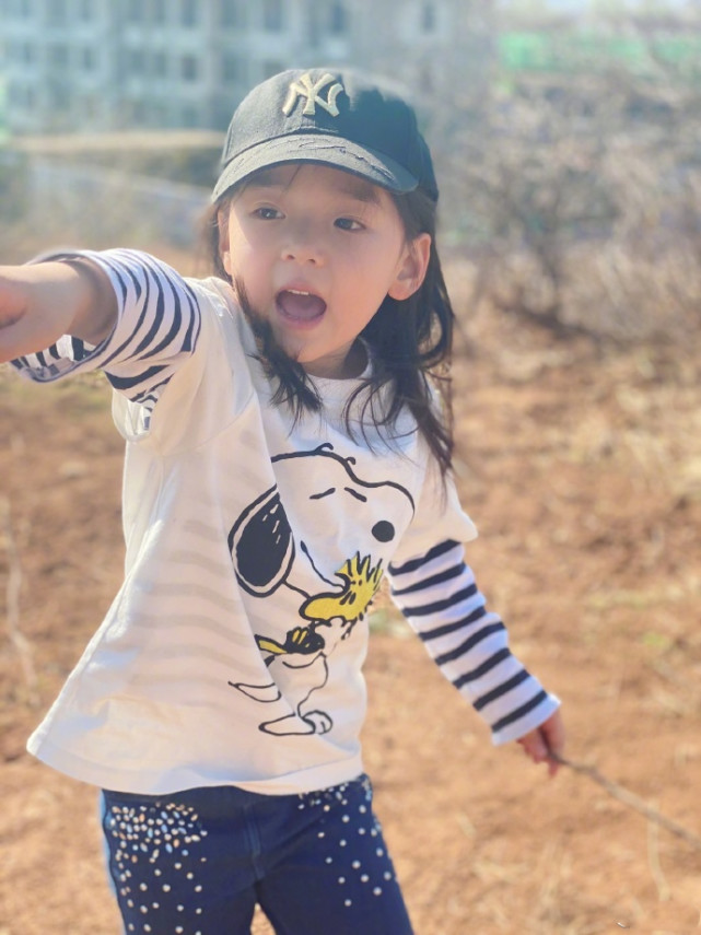 Dong Xuan Pure Brightness takes a daughter to plant tree, 4 years old of small dimple water the individual character that bury earth is independent, 