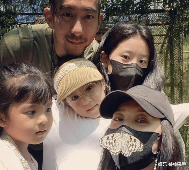 都说贾静雯女儿咘咘美，但她这几张合影，却被别人抢了“风头”？