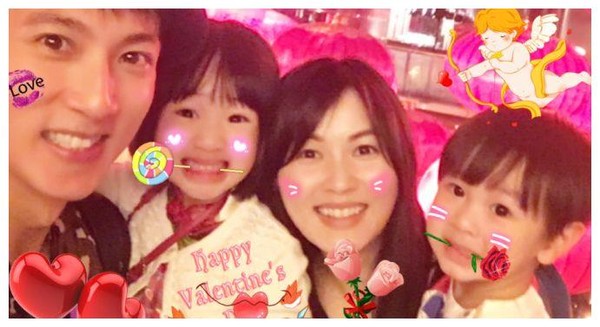 41 years old of Wu Zuntai can maintain! Wear recreational outfit to follow classmate group photo too handsome, complete unlike one generation person