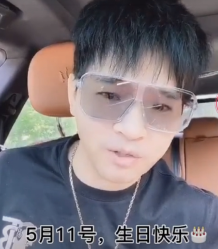 73岁蒋大为罕见露面，为网红送生日祝福，红光满