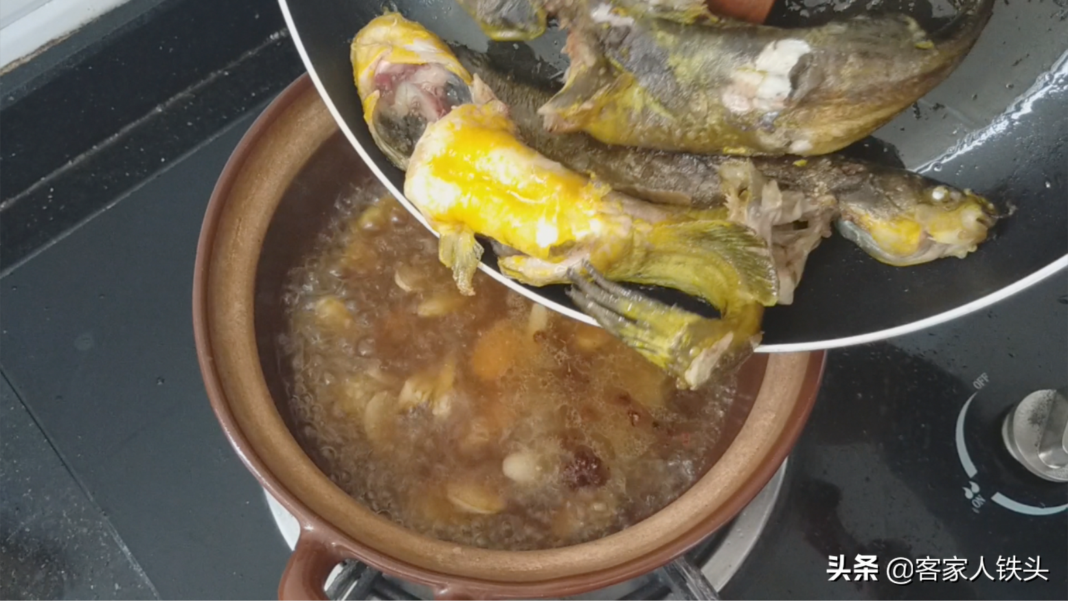 3条鱼一把腐竹，我家吃鱼10顿有5顿这样做，汁香下饭没腥味