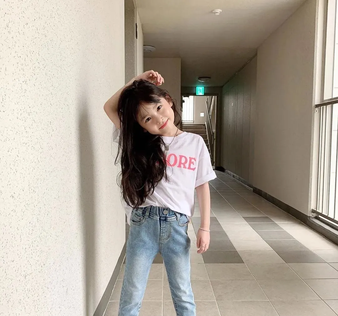 ​8岁女童“撞脸”宋慧乔，靠穿搭圈粉23万！谁规定小孩只能幼稚