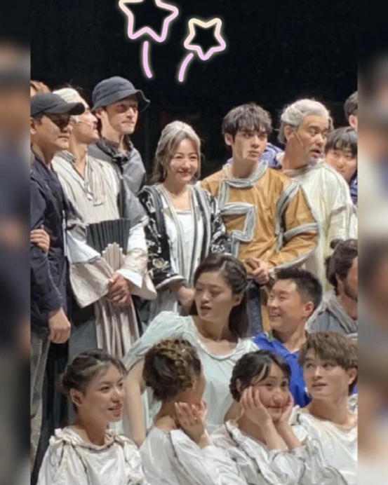 胡歌与薛佳凝时隔12年后再同框，昔日恋人笑容灿