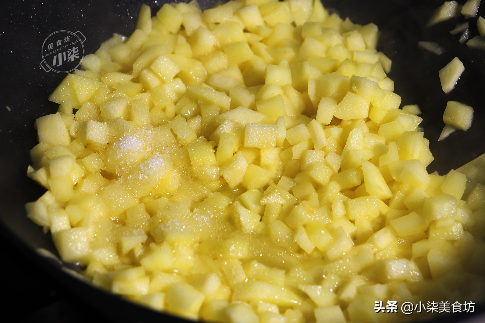 家裡蘋果吃不完，加一碗麵粉做蘋果派，甜而不膩，大人小孩都愛吃