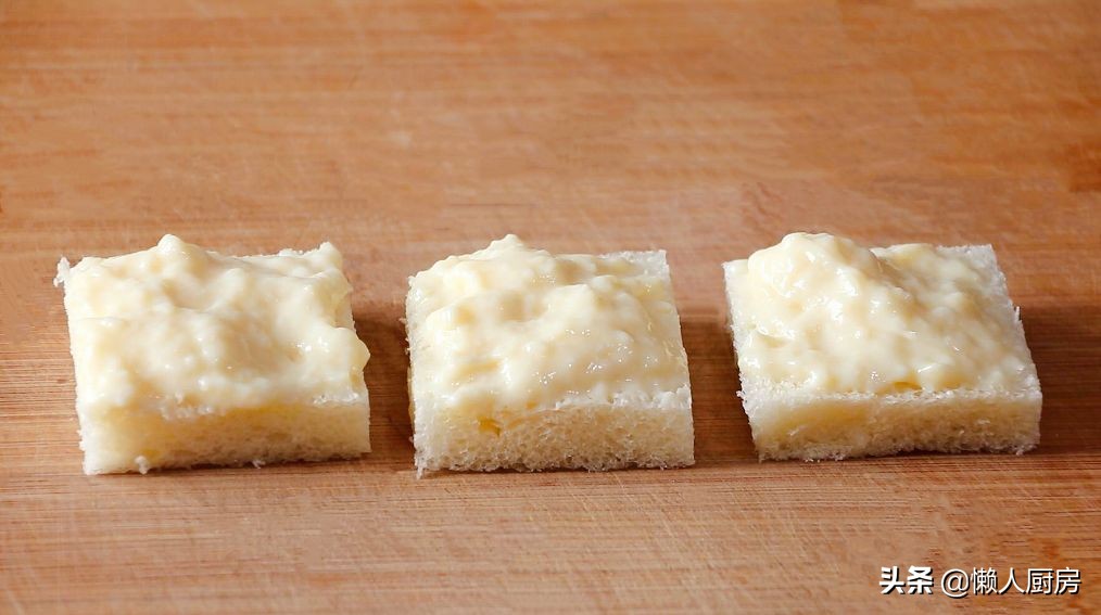 Don’t just make sandwiches for toast. Add milk and 2 eggs to make it more delicious.