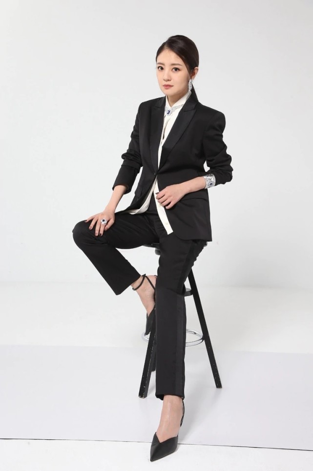 安以軒首曬女兒正面照，“娃寶”眼睛超大，果然長得比媽媽漂亮