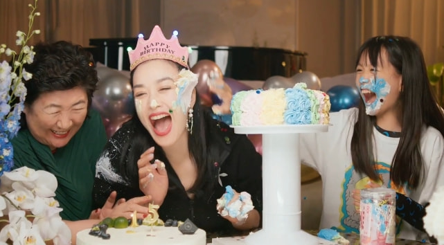 钟丽缇51岁庆生现场曝光，着开叉拖尾裙展婀娜身姿，状态超冻龄