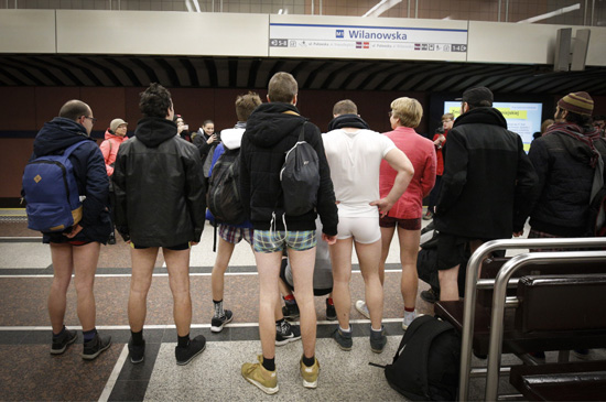 荷兰女性到底有多开放？地铁逛一圈，真是解放