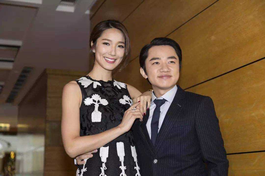 40岁王祖蓝二胎得女，三个女人一台戏，网友：矮个子男人疼老婆