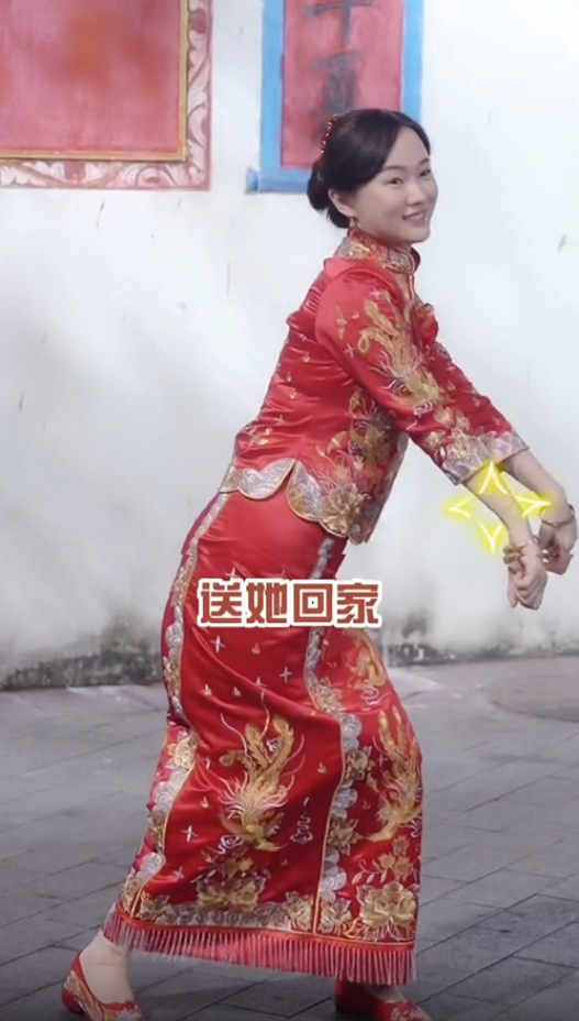 怀孕？霍思燕穿喜服跳舞小腹微隆，身形丰腴圆润，杜江闭眼夸老婆