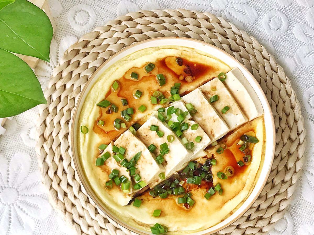 豆腐和鸡蛋完美结合，蒸一蒸，鲜香入味，爽滑好消化，太美味了