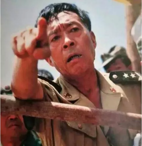 今天，向中国军人致敬！不让英雄流血又流泪