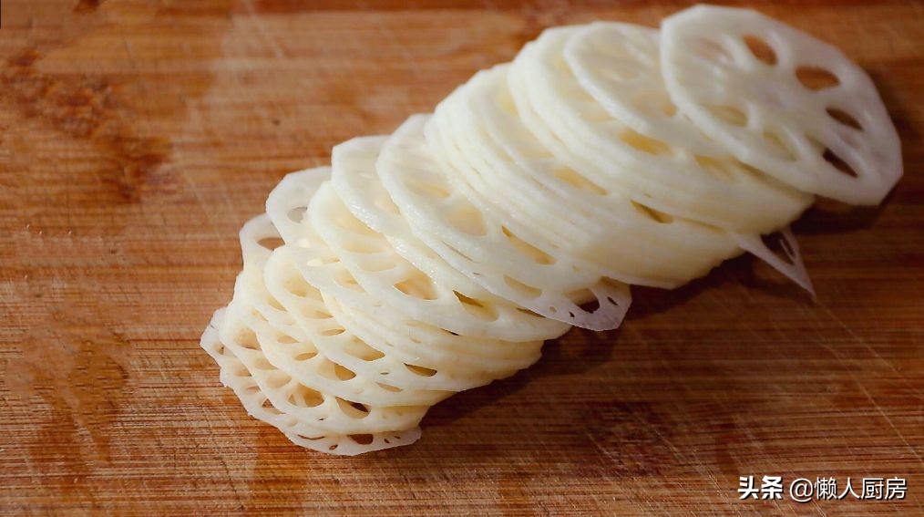 猪肉配上莲藕，既是汤又是菜，加上一点韭菜后，吃起来特别的鲜