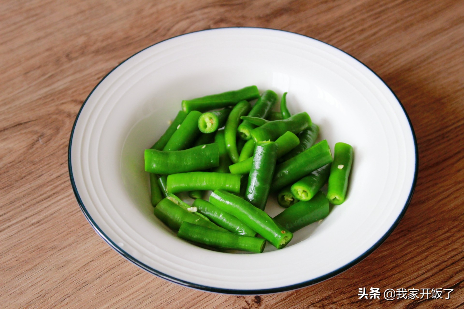 Stir-fried Beef Tenderloin with Hang Pepper. Learn to cook it. The beef tenderloin is tender and tasty without getting old. The skills are all here