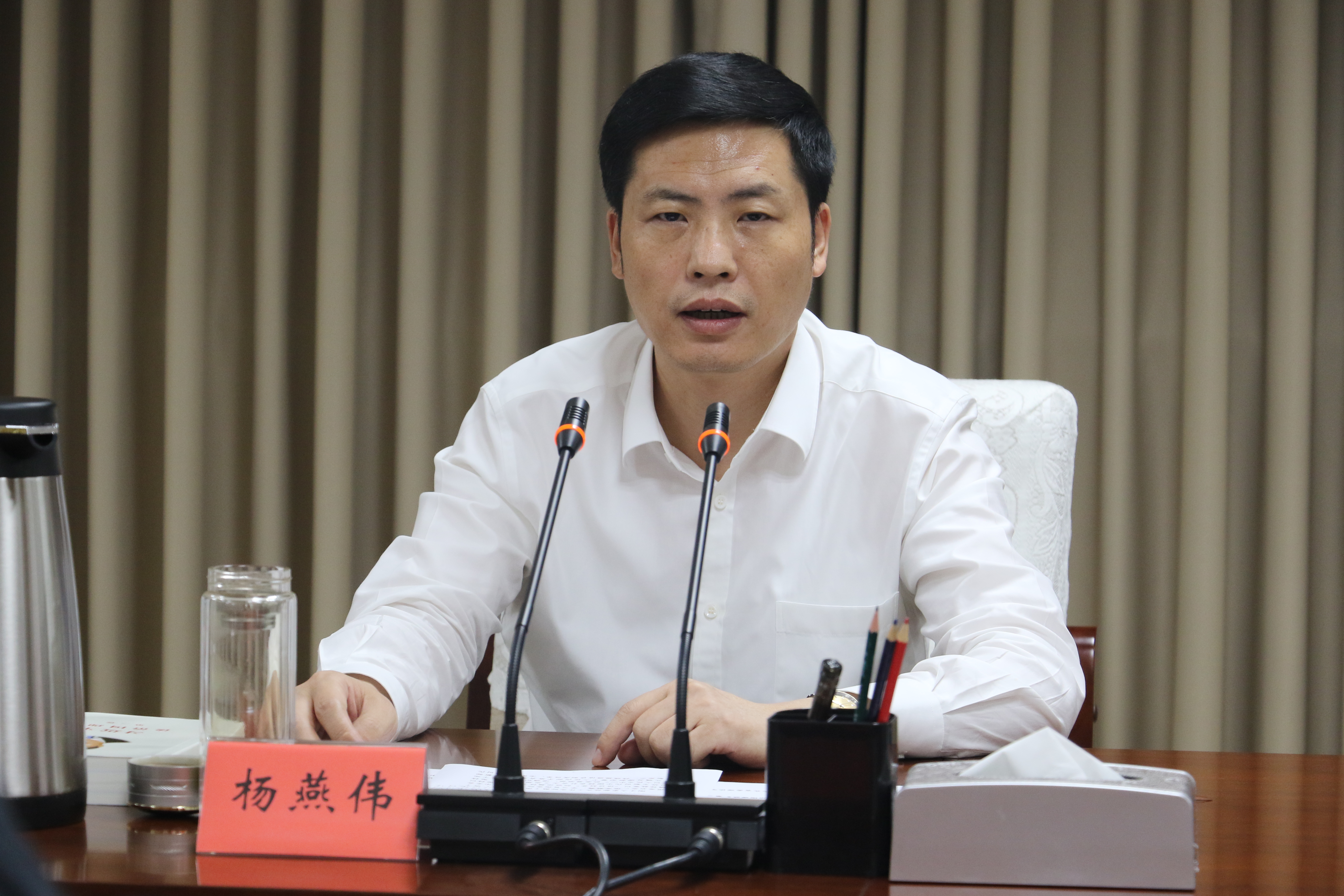 省委副秘书长,省信访局局长杨燕伟主持会议并讲话,局理论中心组成员及