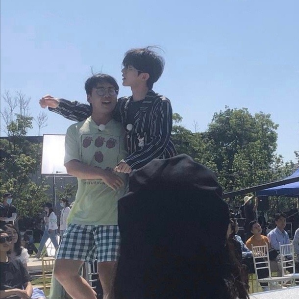 郭麒麟被人搂住频露娇羞，易烊千玺罗晋更似女