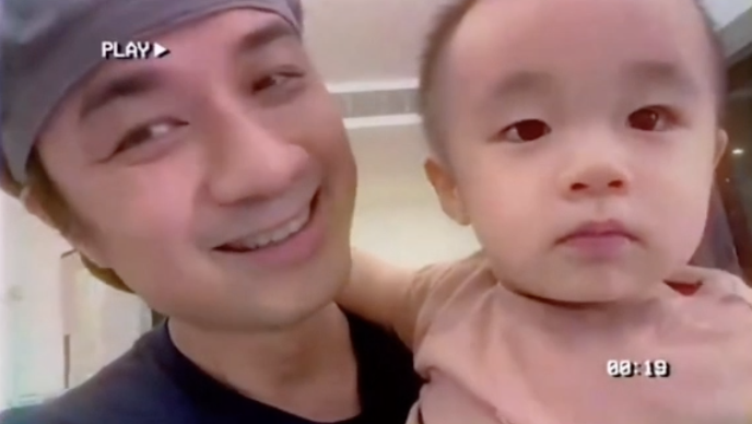 古巨基晒与儿子亲吻合集，庆祝49岁生日，化身超级奶爸太粘人