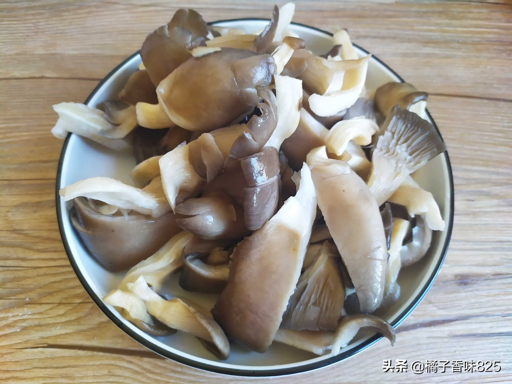 This mushroom is three or four yuan a catty, and every family can afford it. It is crispy on the outside and tender on the inside. You can cook this mushroom every three to five.