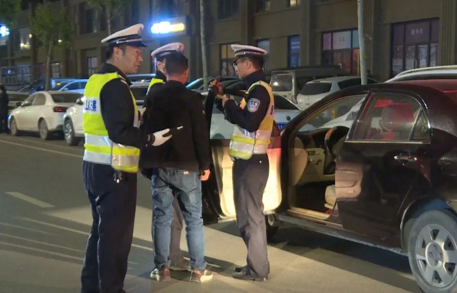 荥阳市公安局交警大队开展查处酒驾集中行动