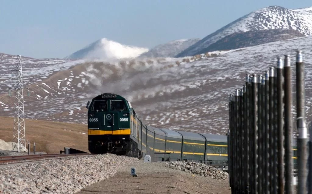 为啥火车一到青藏高原就换美国车头？专家：这