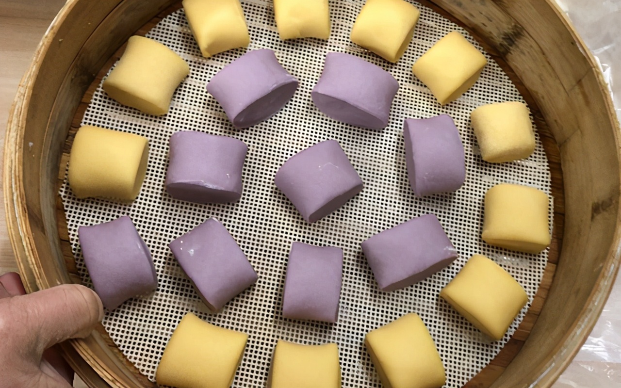 快過年了，蒸點五彩蔬菜饅頭過新年，鬆軟香甜，多彩多姿寓意好
