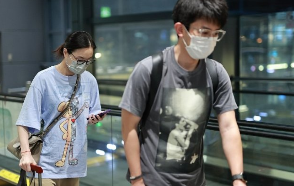 吴敏霞挺孕肚现身机场！皮肤白皙四肢纤细，老公在旁推行李